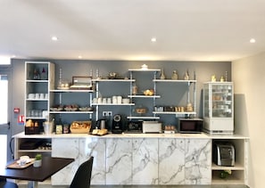 Breakfast (EUR 6.90 per person)