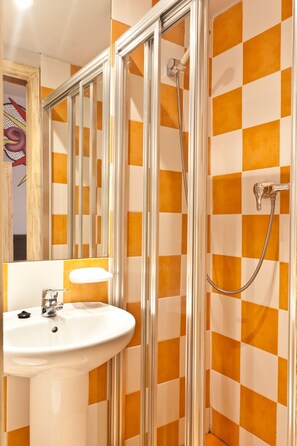 Shower, towels - Ten Hostel (Ibiza Town)