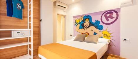 Un dormitorio con una cama, una estantería con un panel de control y un mural en la pared.