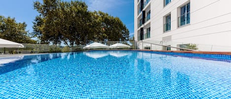 Piscina stagionale all'aperto, ombrelloni da piscina, lettini