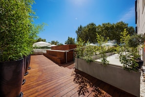 Una piscina al aire libre de temporada, sillones reclinables de piscina
