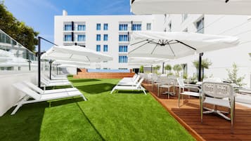 Swim-up bar
