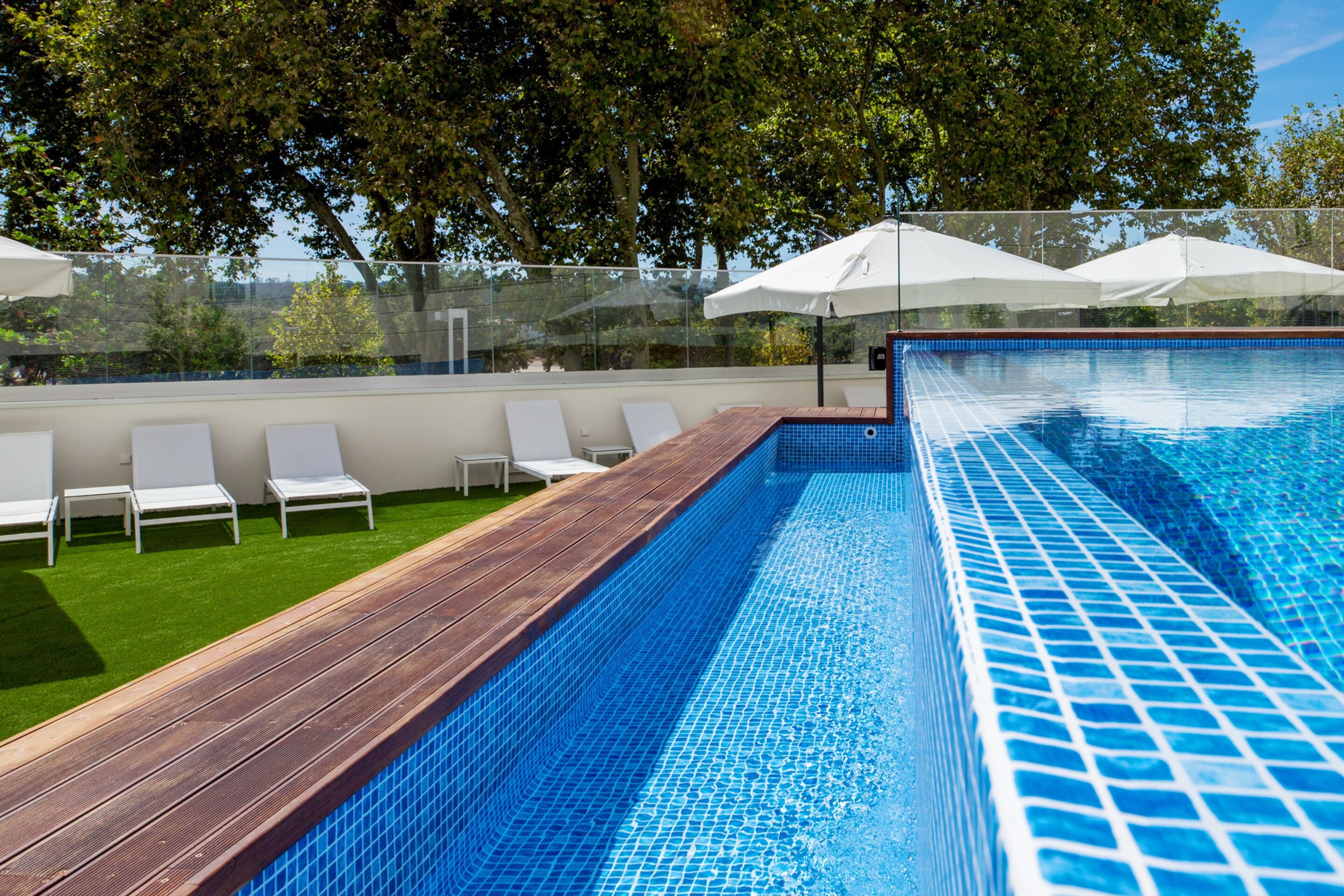 seasonal outdoor pool, open 10:00 am to 8:00 pm, pool loungers