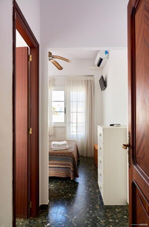 In-room safe, cribs/infant beds, free WiFi, bed sheets - Hostal Illes Pitiüses (Formentera)