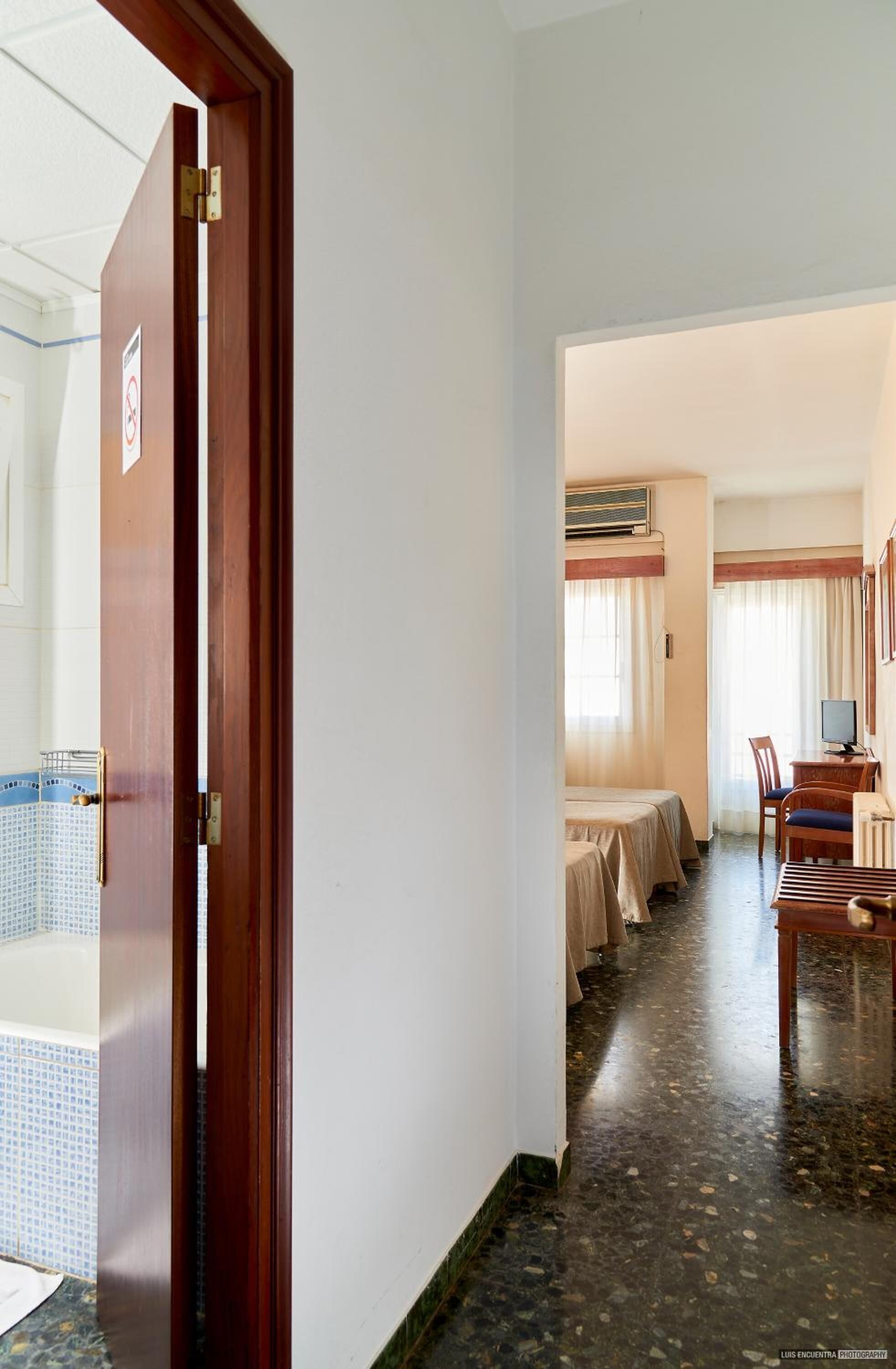 Zimmersafe, Babybetten, kostenloses WLAN, Bettwäsche