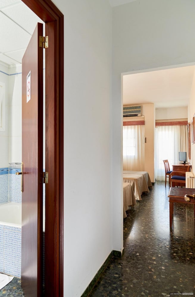 Hostal Illes Pitiüses by null