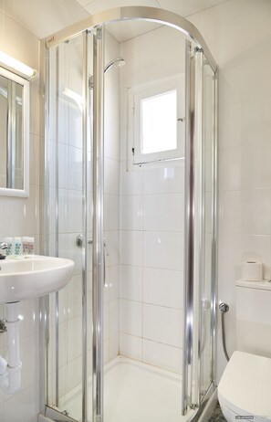 In-room safe, cots/infant beds, free WiFi, bed sheets - Hostal Illes Pitiüses (Formentera)