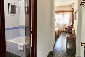 Chambre Double ou avec lits jumeaux | Coffres-forts dans les chambres, lits bébé (en supplément)