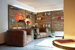 Lobby sitting area - V-Hotel (Bonn)