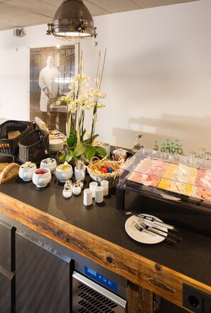 Petit déjeuner buffet (18.5 EUR par personne)