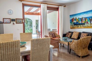 Huoneisto, 2 makuuhuonetta | Oleskelualue | 0–tuumainen taulutelevisio, jossa satelliittikanavat