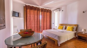 Studio | Tallelokero huoneessa, ilmaiset vauvansängyt