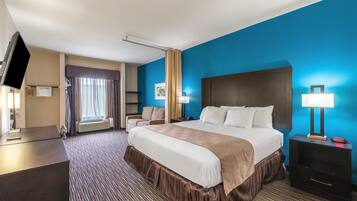 مكتب ومكواة/لوح كي وأسرّة أطفال/رضّع (مجانًا) وأسرّة مجانية قابلة للطي