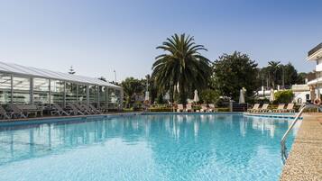 2 sisäuima-allasta, ulkouima-allas, aurinkovarjoja, aurinkotuoleja