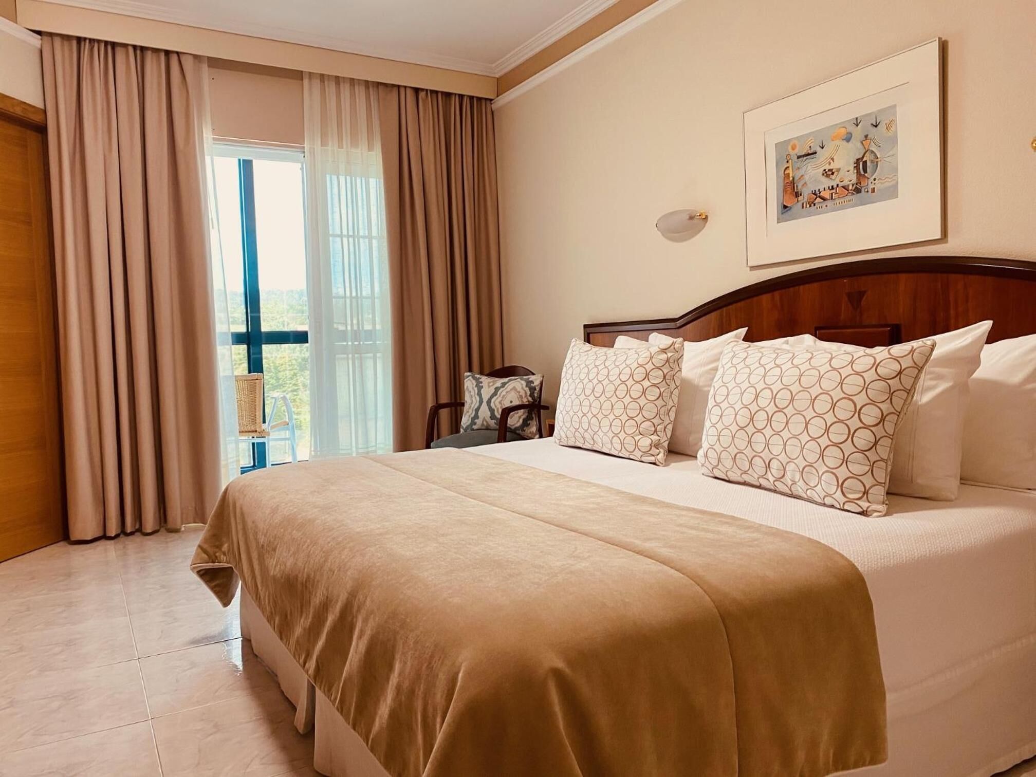 Een kluis op de kamer, een bureau, babybedden, extra bedden