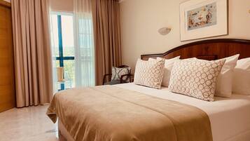 Een kluis op de kamer, een bureau, babybedden, extra bedden