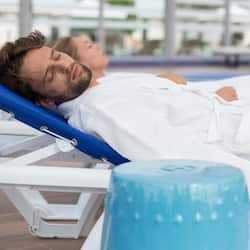 2 piscinas techadas, una piscina al aire libre, sombrillas