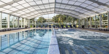 2 piscinas cubiertas, una piscina al aire libre, sombrillas, tumbonas
