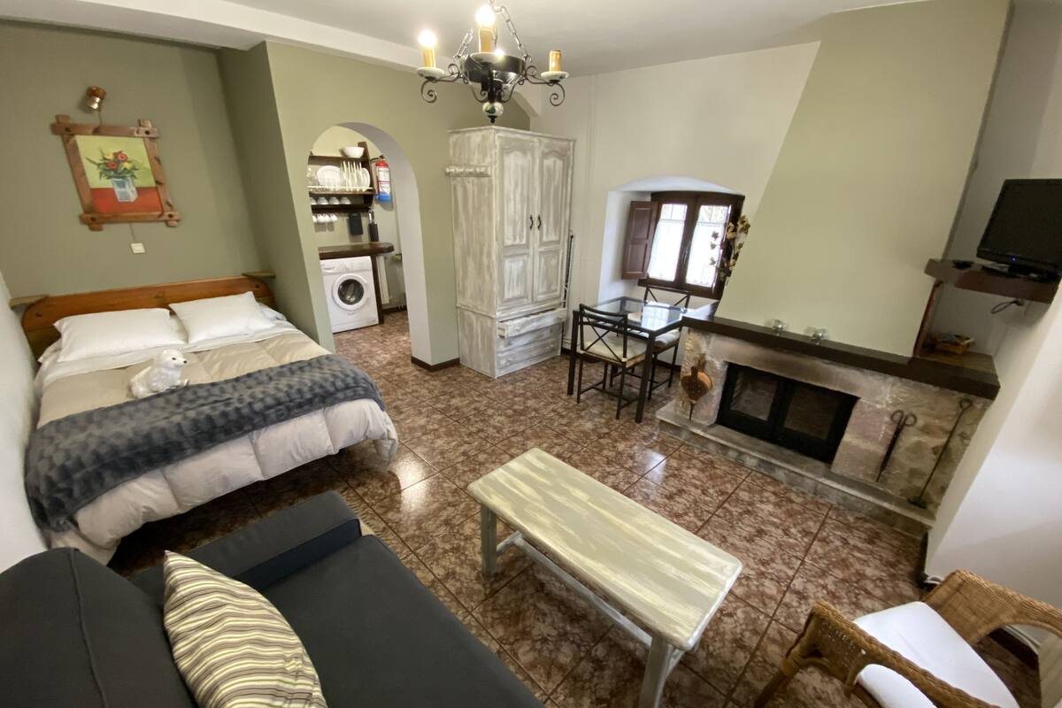 Estudio romántico, 1 cama matrimonial y sofá cama