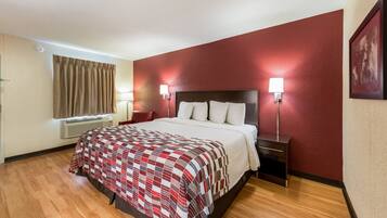 Habitación superior, 1 cama King size (Smoke Free) | Escritorio, cortinas blackout, cunas gratuitas y wifi gratis