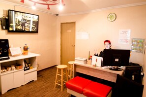 遮光カーテン、アイロン / アイロン台、WiFi (無料)、ベッドシーツ