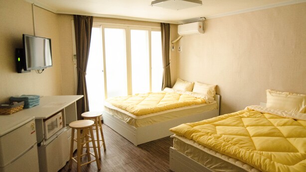 Blackout drapes, iron/ironing board (on request), WiFi (free) - Yakorea Hostel Hongdae (Seoul)