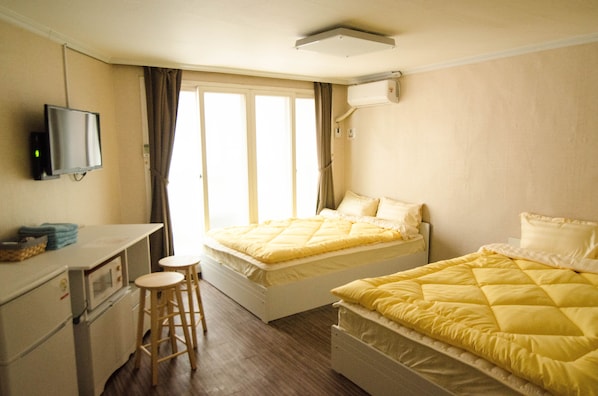 遮光カーテン、アイロン / アイロン台、WiFi (無料)、ベッドシーツ