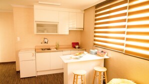 Fridge, microwave, stovetop, rice cooker - Yakorea Hostel Hongdae (Seoul)