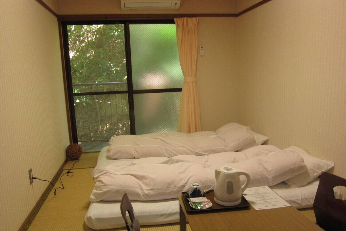 羽毛の掛け布団、デスク、WiFi (無料)、ベッドシーツ