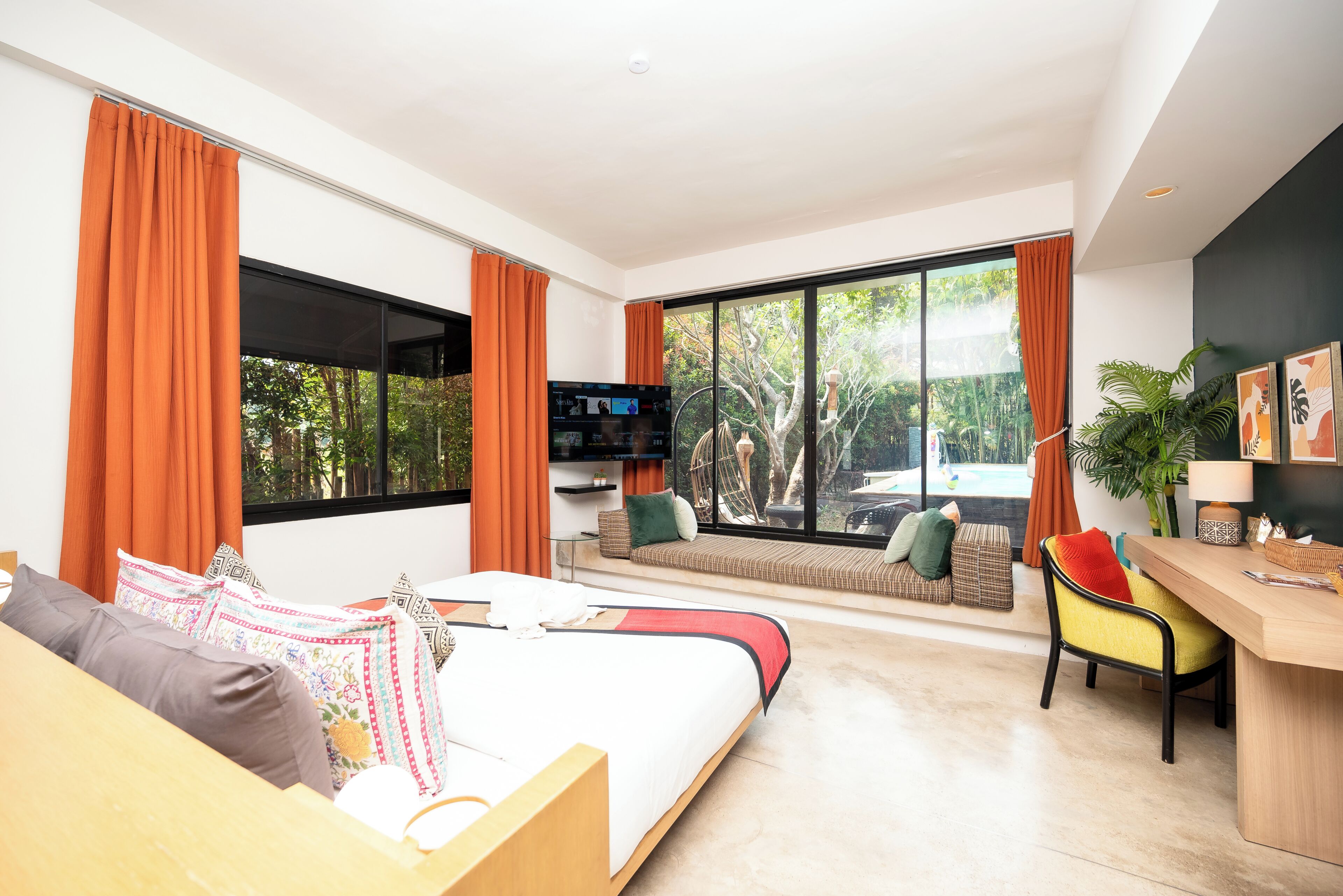 Cool Suite | Minibar, in-room safe, desk, blackout curtains