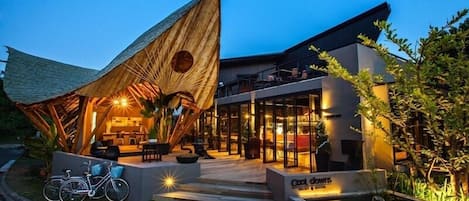 Check-in/check-out kiosk