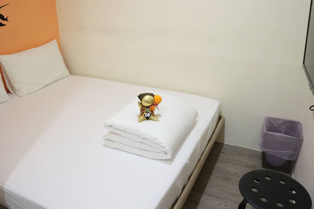 Quarto econômico, 1 cama de casal | Edredons de pluma, cortinas blackout, camas extras/dobráveis (sobretaxa)