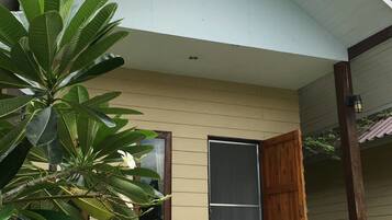 Wooden standard double room with terrace | Fassade der Unterkunft