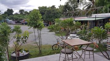 Wooden standard double room with terrace | Outdoor dining