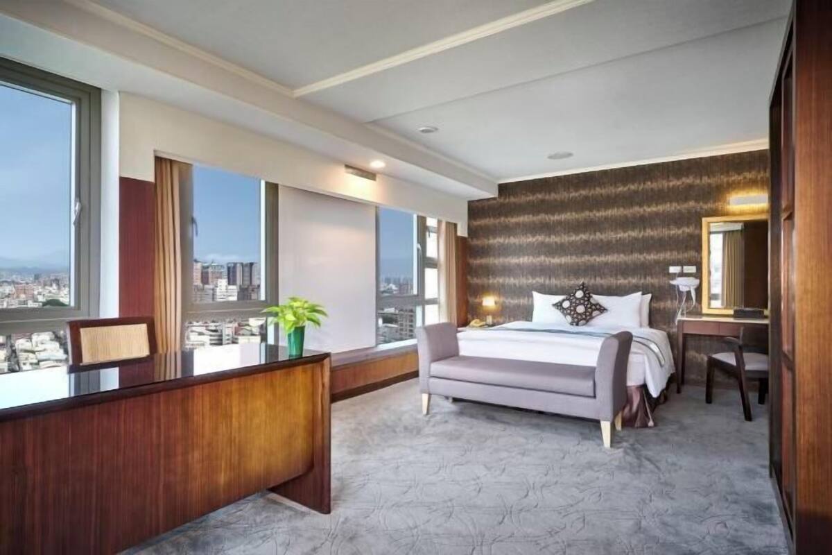 Premium bedding, down comforters, in-room safe, desk