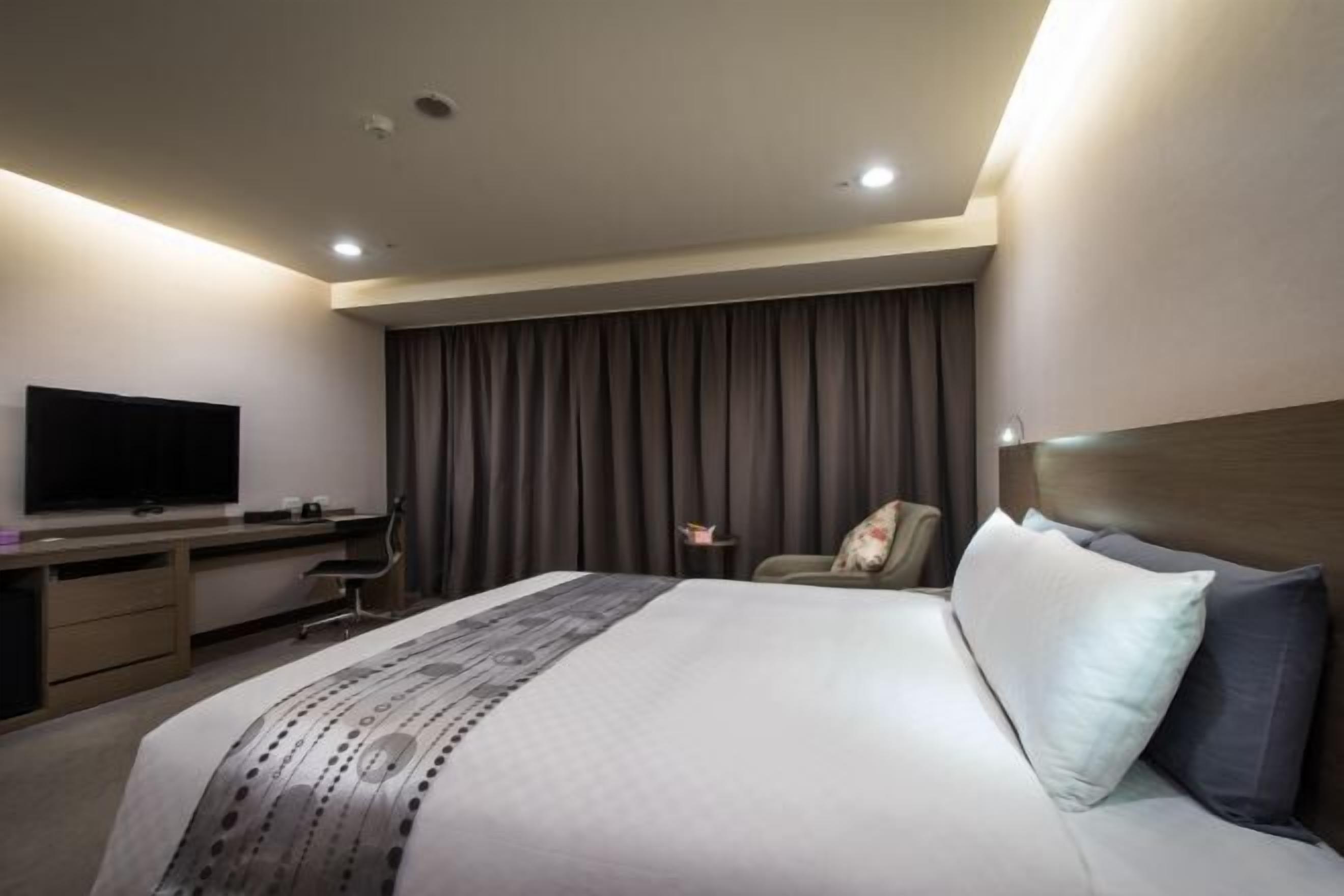 Premium bedding, down comforters, in-room safe, desk