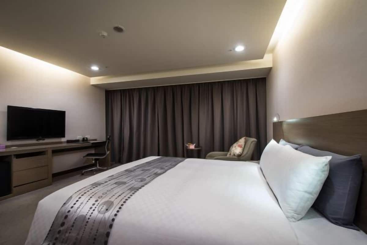 Premium bedding, down comforters, in-room safe, desk