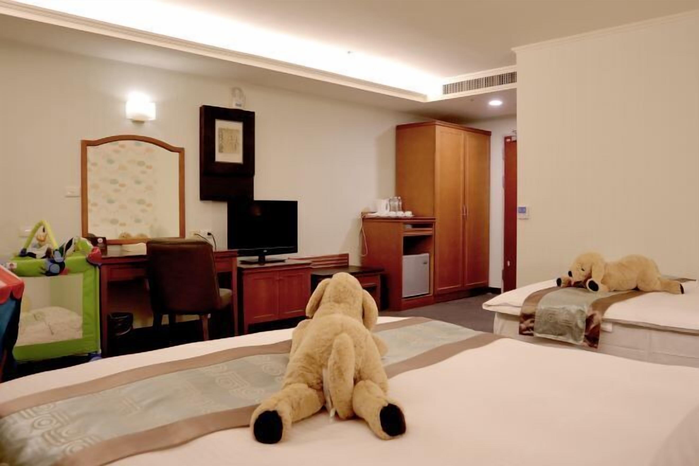 Premium bedding, down comforters, in-room safe, desk