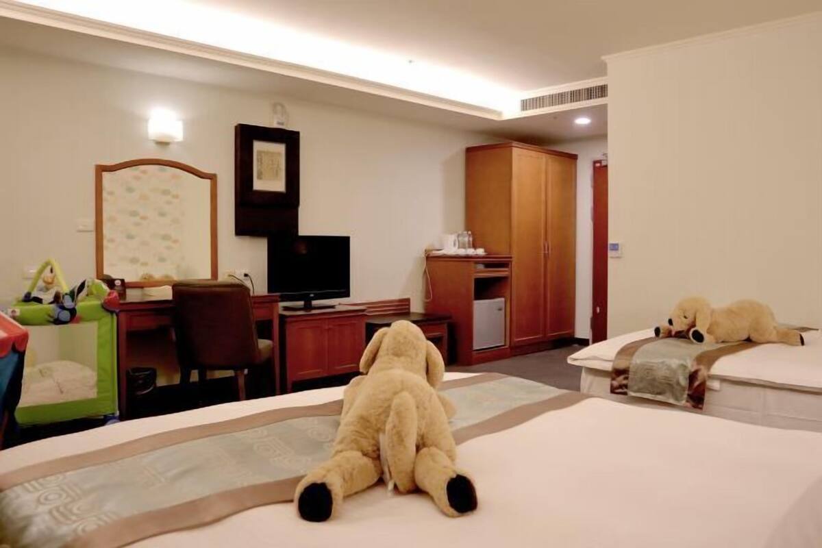 Premium bedding, down comforters, in-room safe, desk