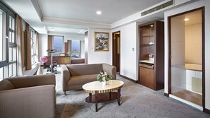 Deluxe Suite, 1 Bedroom, Non Smoking | Ruang tamu | 32 inci televisyen dengan kabel 