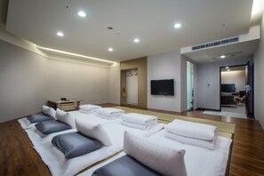Premium bedding, down duvets, in-room safe, desk - Zhong Ke Hotel (Taichung)