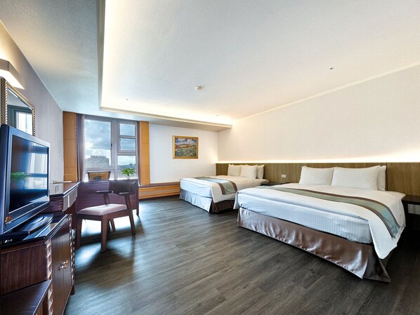 Elite Quadruple Room, 2 Katil Ratu (Queen), Non Smoking | Peralatan tempat tidur premium, gebar bulu kapas, peti besi dalam bilik 