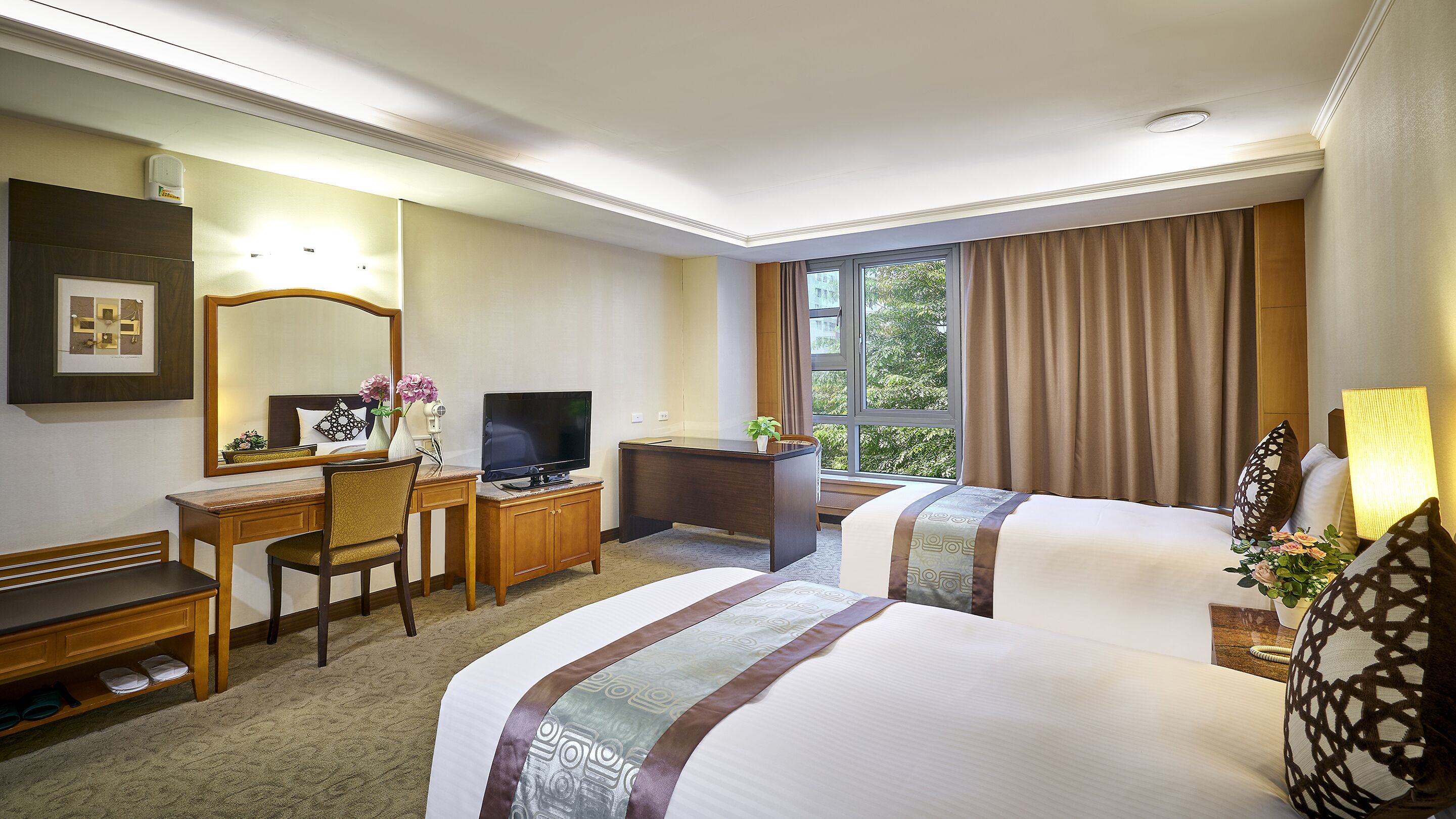 standard twin room(t2) | premium bedding, down duvets, in-room safe, desk