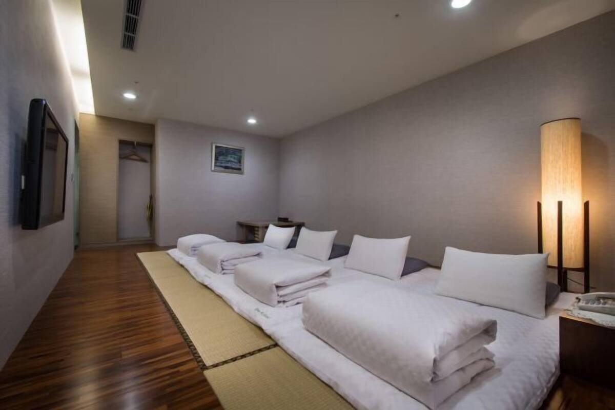 Premium bedding, down comforters, in-room safe, desk