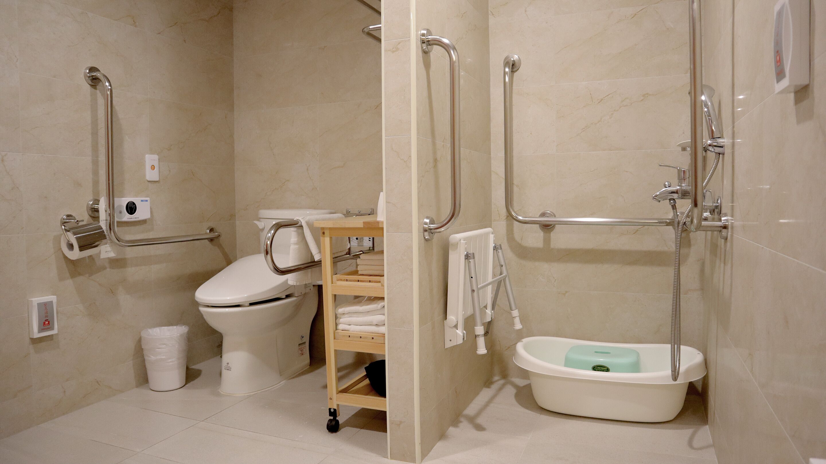 accessible family room | bathroom | hair dryer, towels, shampoo, toilet paper