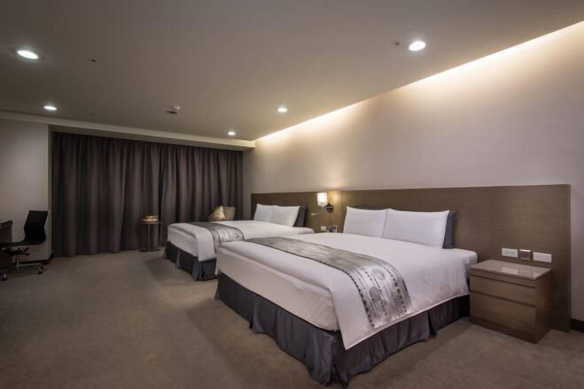 Premium bedding, down comforters, in-room safe, desk