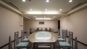 Executive Suite, 2 Bedrooms | Ruang tamu | 32 inci televisyen dengan kabel
