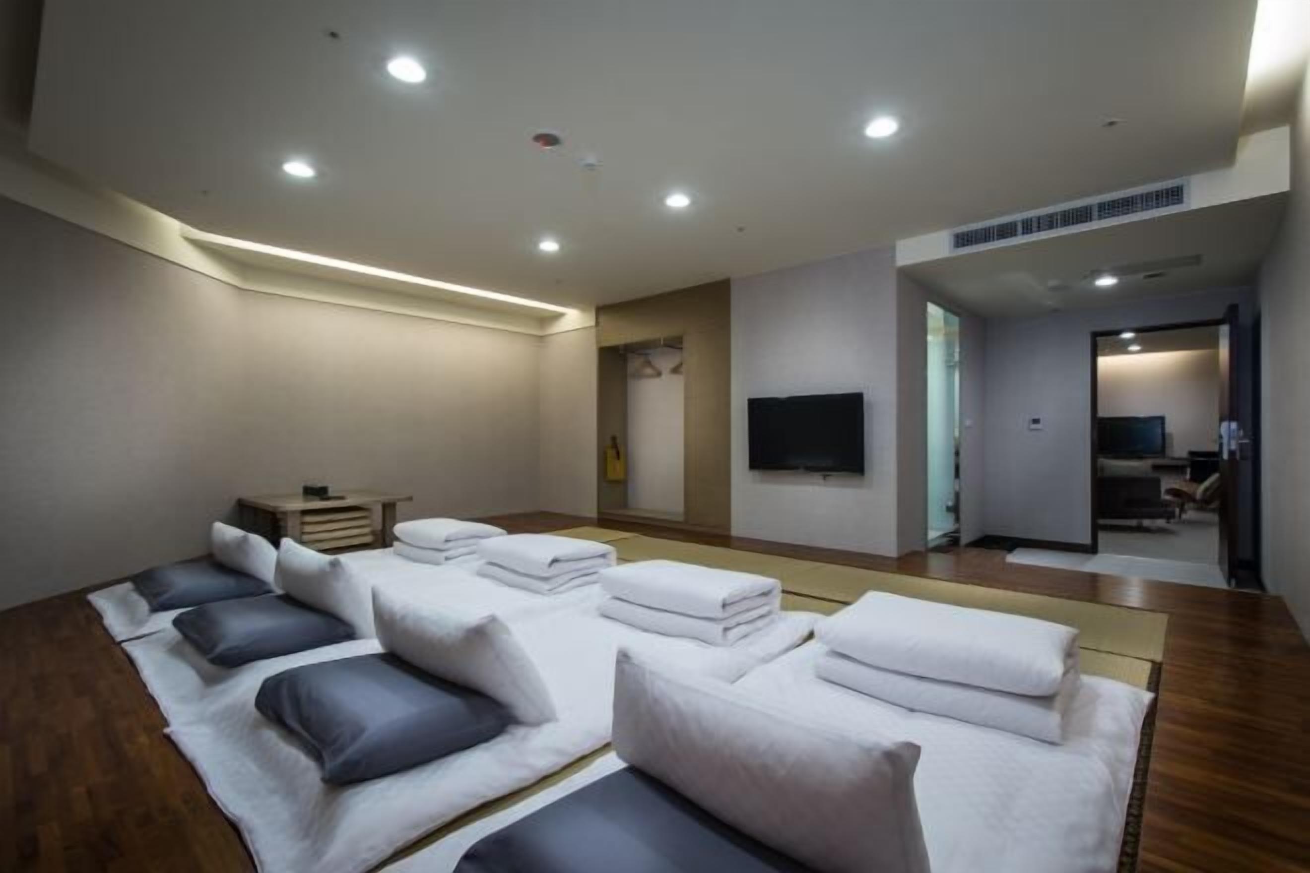 Premium bedding, down comforters, in-room safe, desk