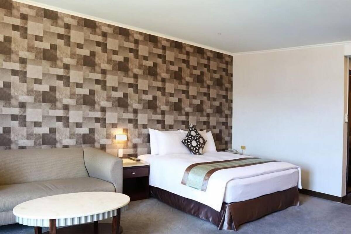 Premium bedding, down comforters, in-room safe, desk