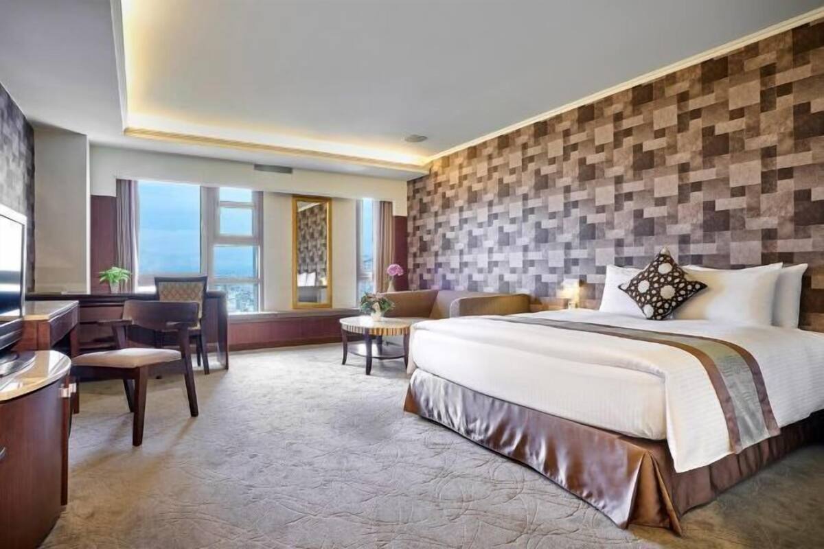 Premium bedding, down comforters, in-room safe, desk